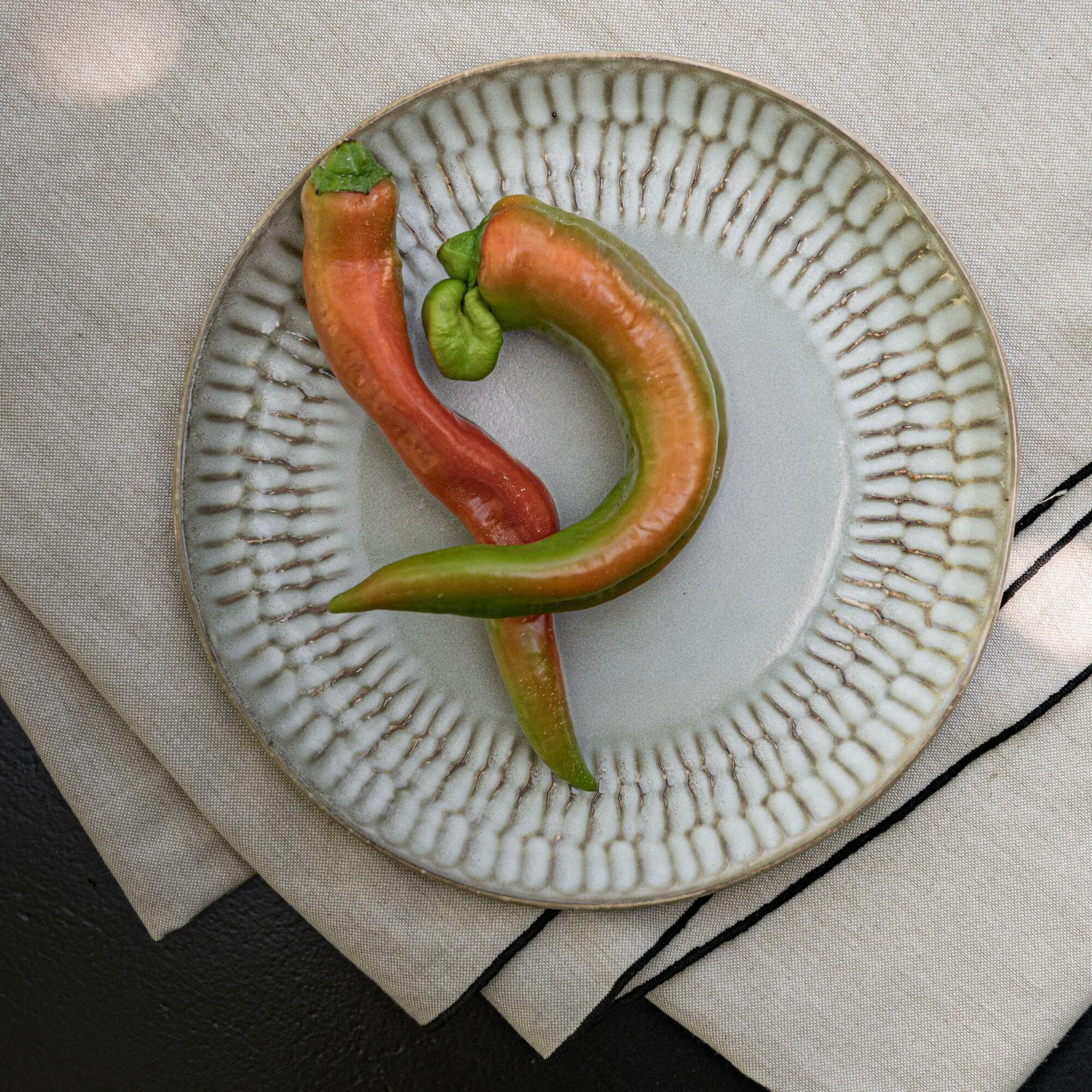 Assiette à dessert martelée en grès D21,7cm - blanc ventoux