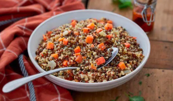 Perles de blé et lentilles vertes cuisinées