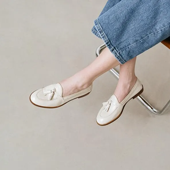 Mocassins à bouts ronds et pompons en vernis plissé écru