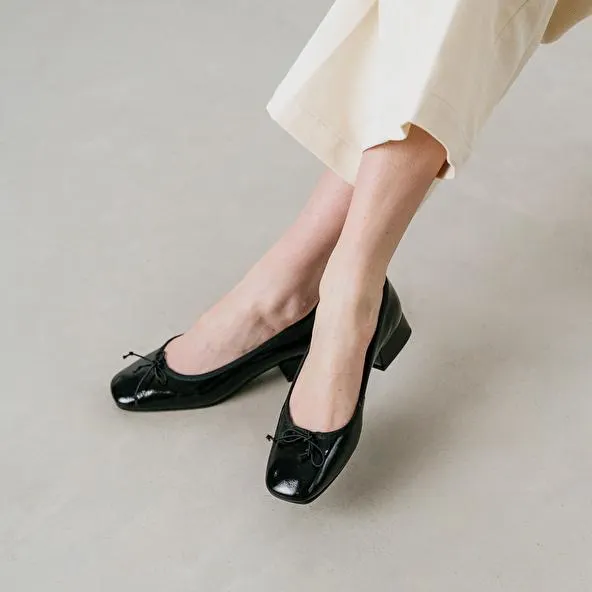 Ballerines à talons et bouts carrés en vernis plissé noir