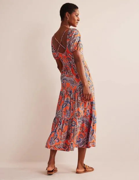 Robe longue ouverte dans le dos à volants