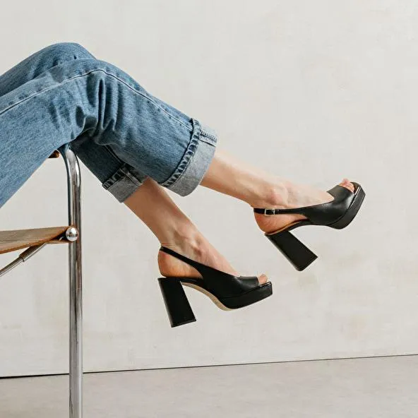 Escarpins à bouts ouverts carrés et talons hauts en cuir noir