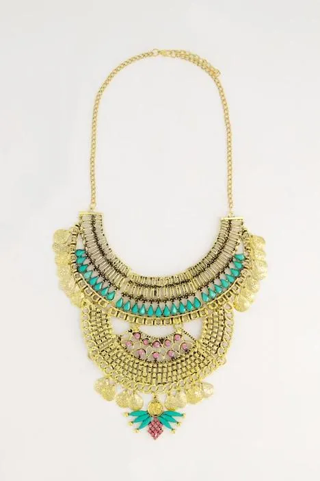 Chaîne imposante, pierres précieuses