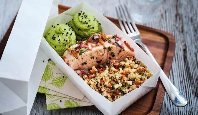 Saumon ASC, orge, quinoa, purée aux légumes verts