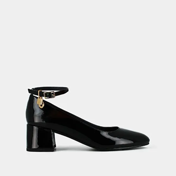 Babies à talons et charms en vernis noir