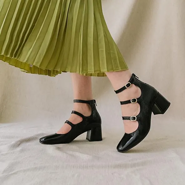 Babies à brides et talons en cuir brillant noir