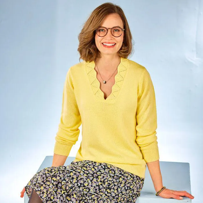 Pull à encolure festonnée