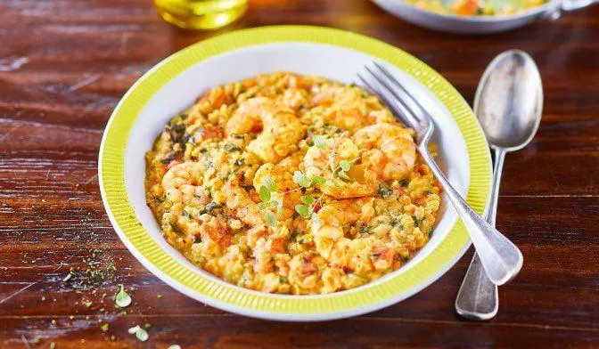 Crevettes à l'indienne, lentilles corail, légumes