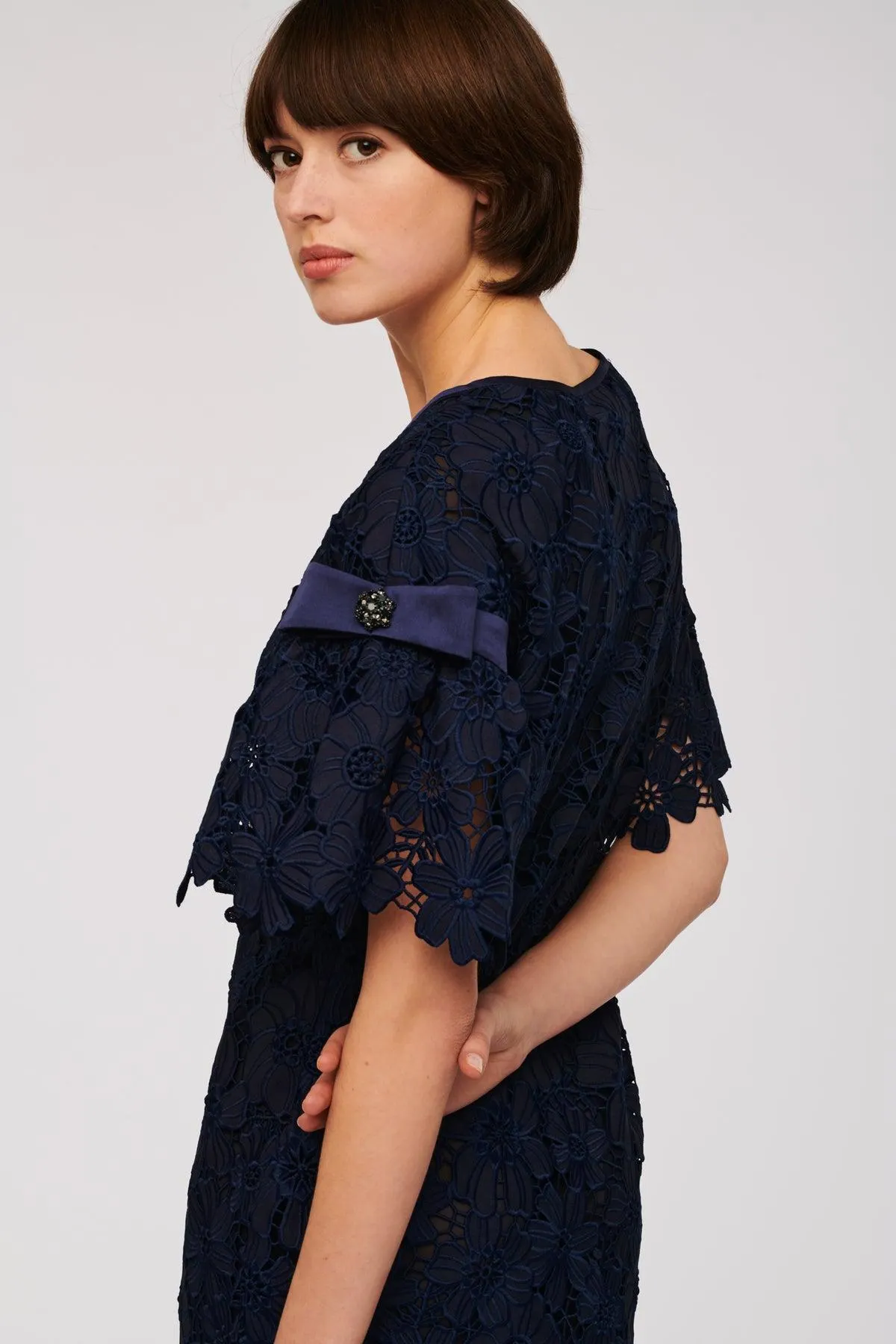 Robe dentelle à boutons bijoux