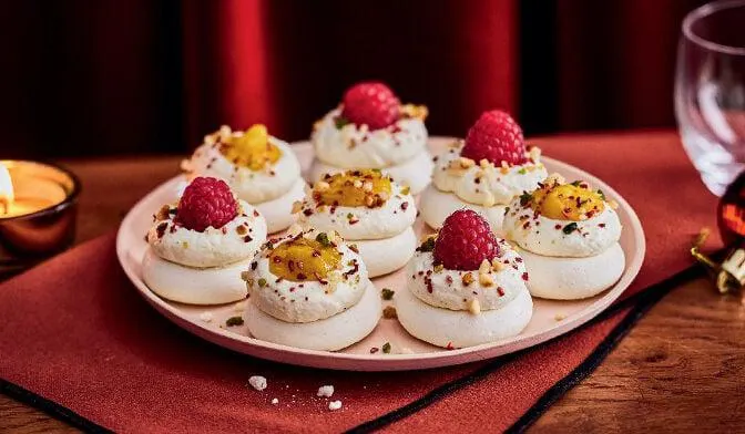 8 mini-pavlovas, 4 fruits exotiques, 4 framboise
