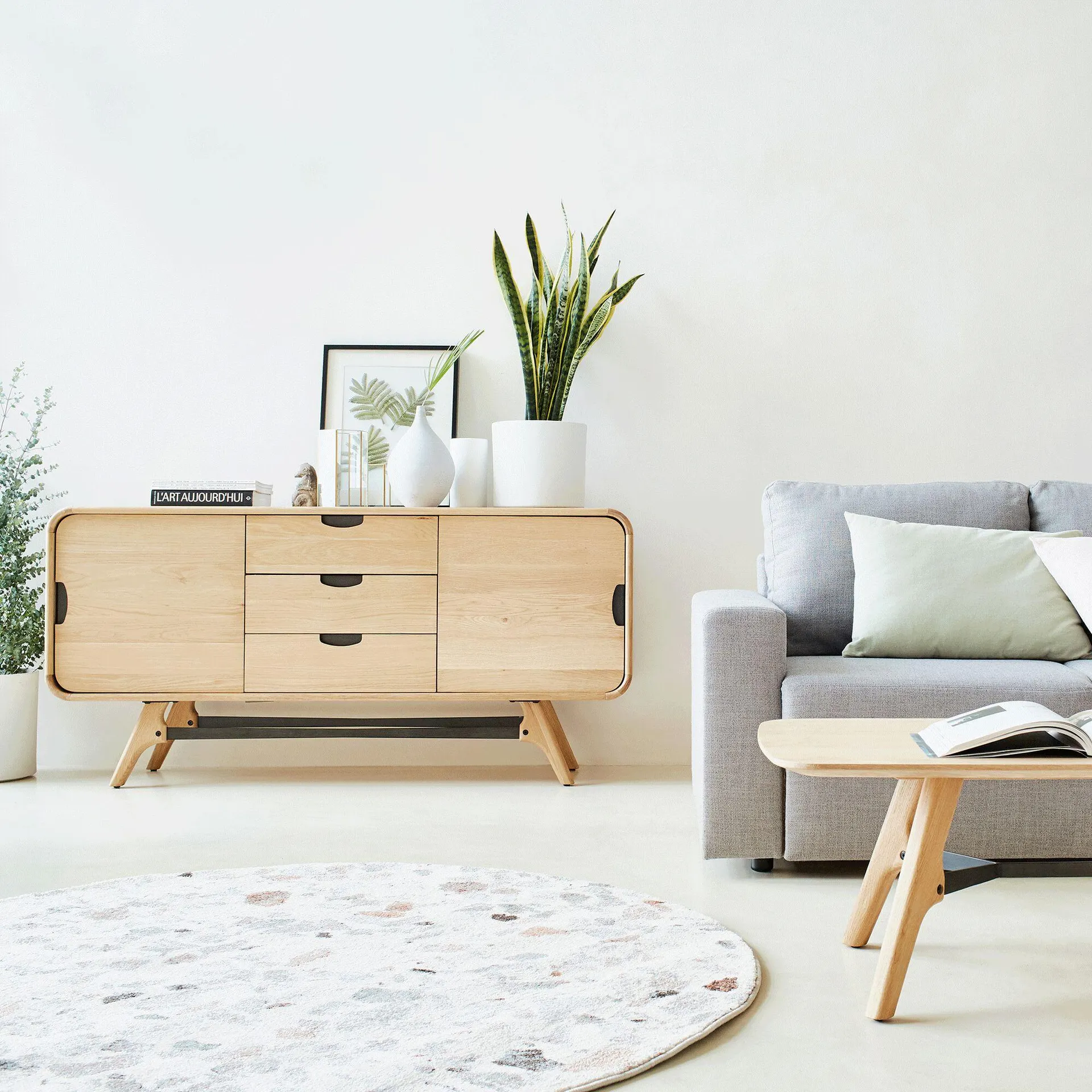 Buffet bas plaqué chêne 2 portes et 3 tiroirs et piètement chêne massif - bois clair