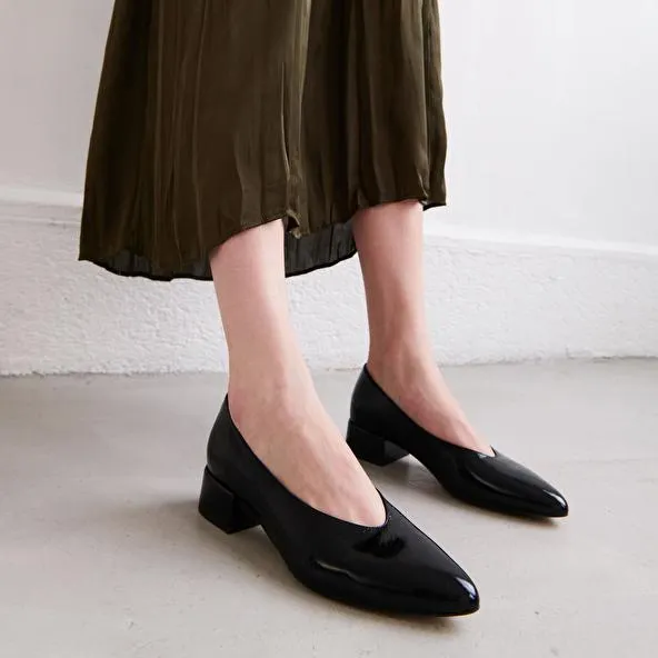 Ballerines à talons et bouts pointus en cuir brillant noir