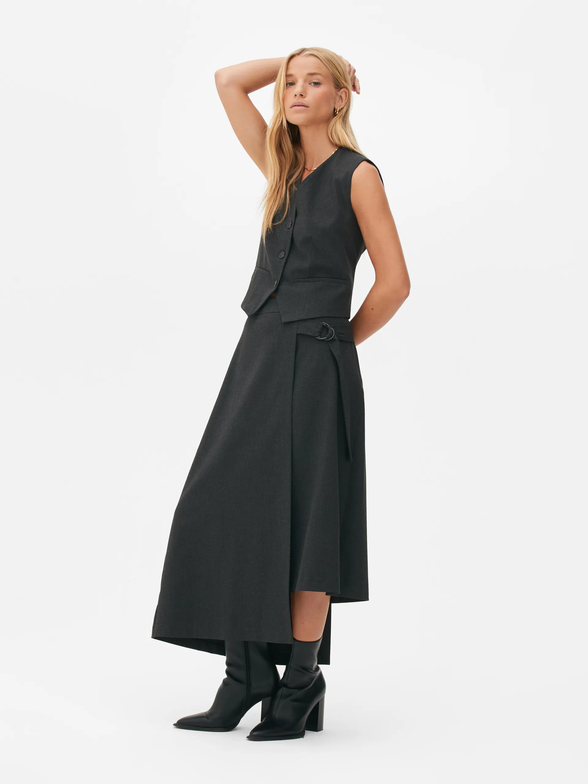 Jupe asymétrique avec anneau en D The Edit