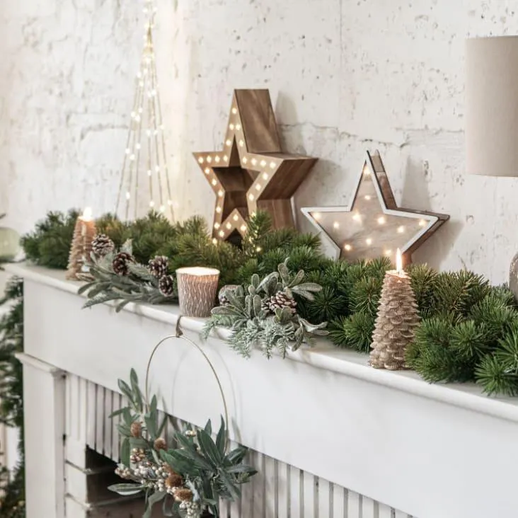 Corona natalizia con foglie verde e oro