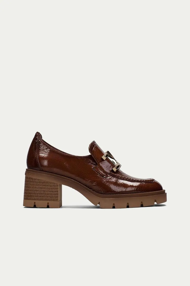 Mocasín vestir tacón y adorno Everest