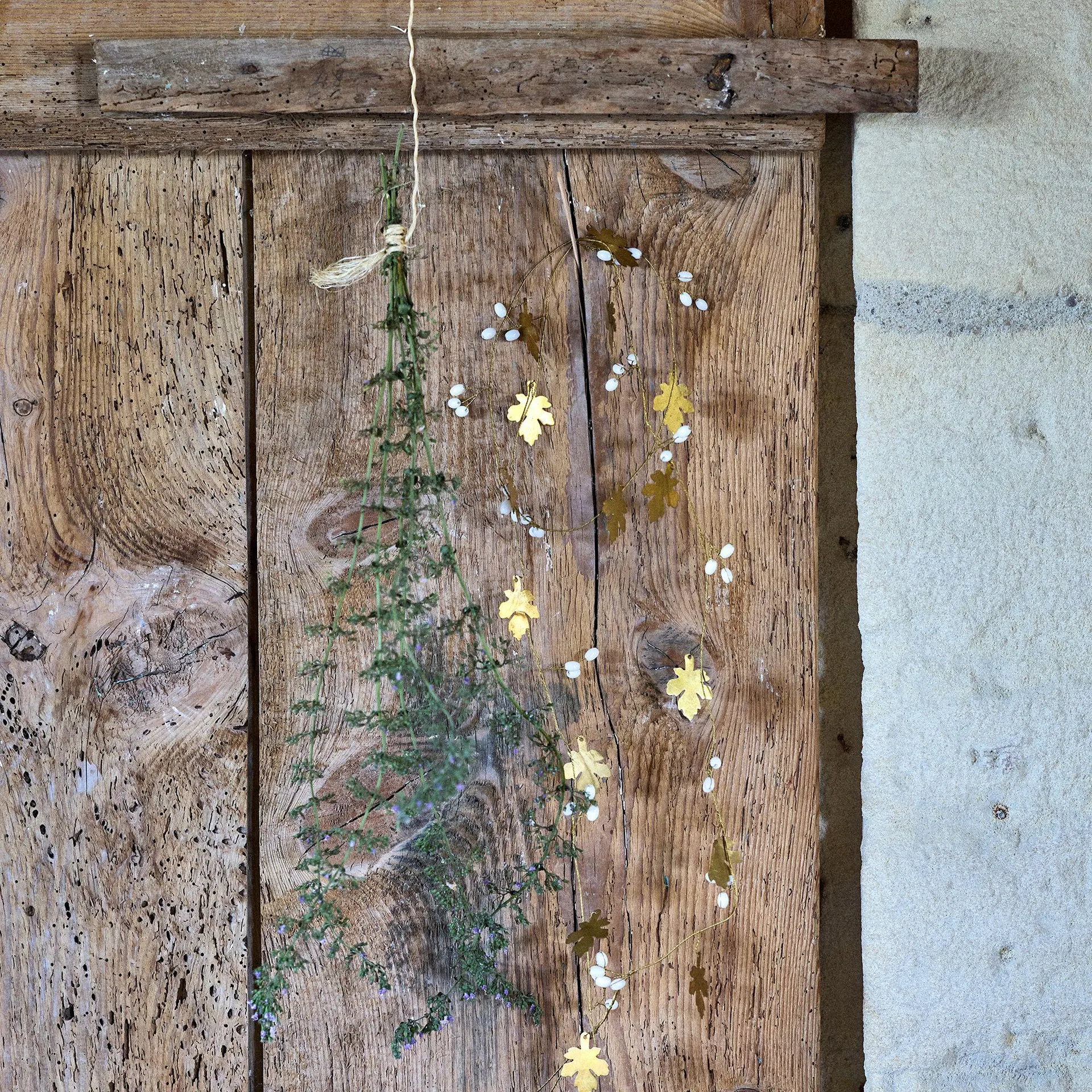 Guirlande de Noël en feuilles en laiton et perles L183cm - doré