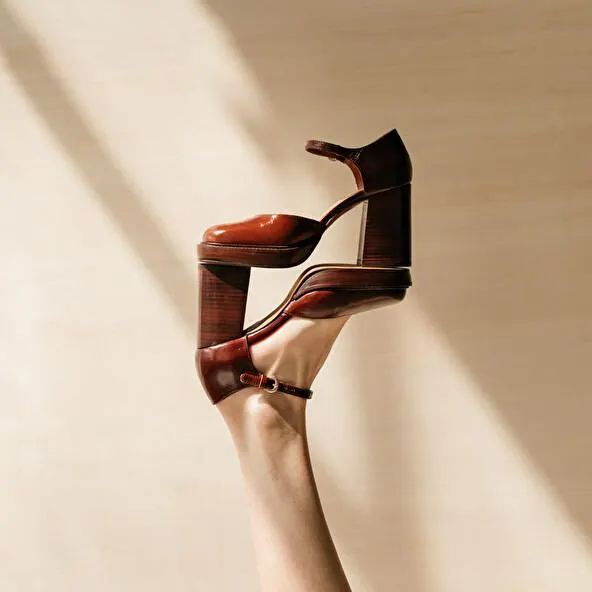 Babies à plateformes et brides en cuir vieilli marron