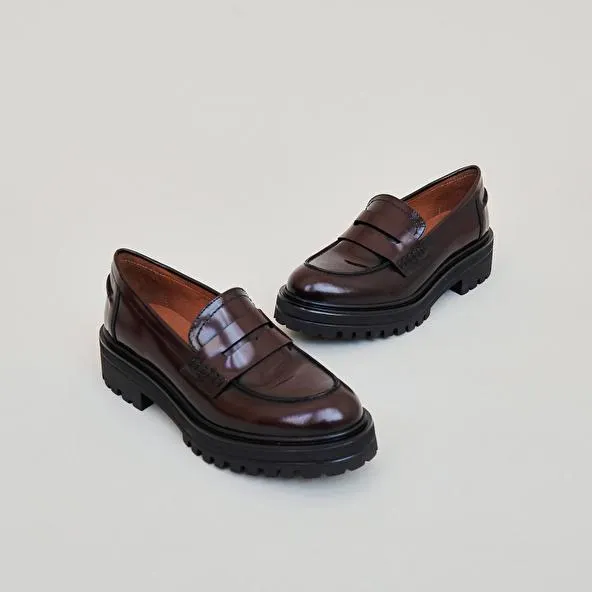 Mocassins à semelles crantées en cuir glacé bordeaux
