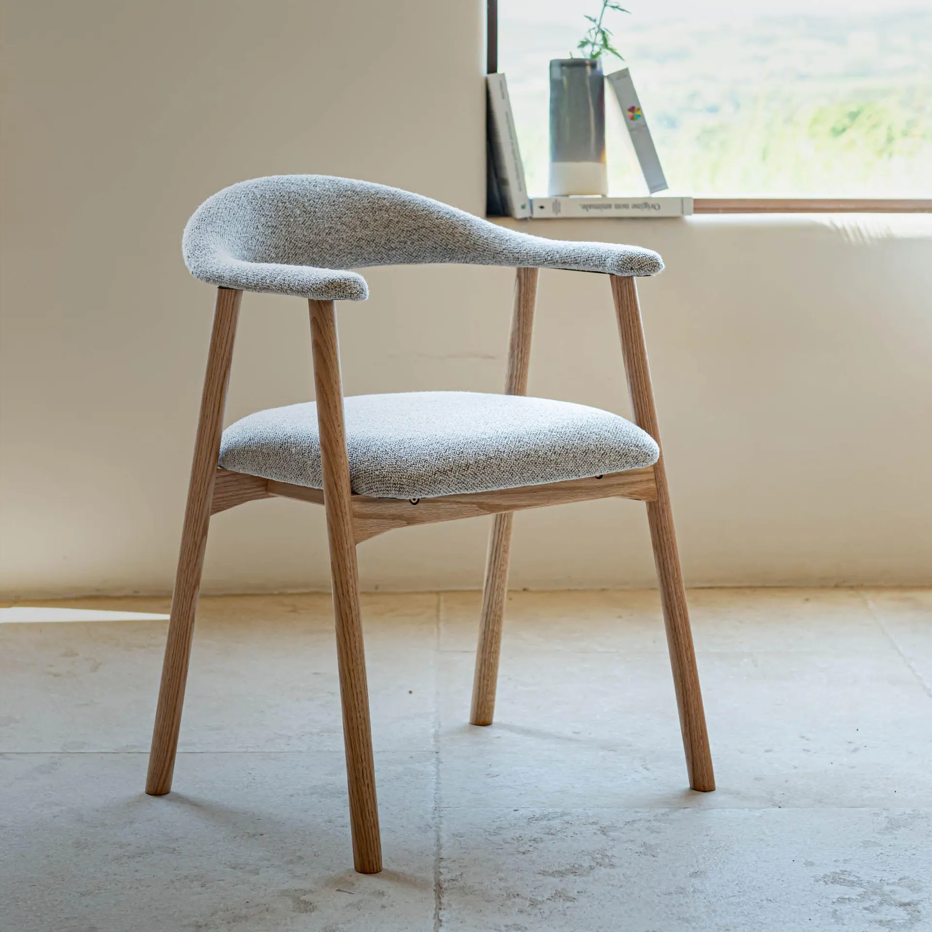 Chaise de repas avec accoudoirs en bois et tissu - gris