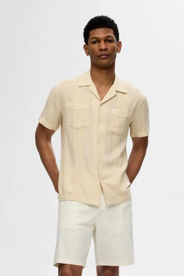 Camisa guayabera de manga corta confeccionada con lino.