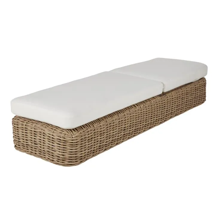 Tumbona de resina reciclada tejida imitación ratán y cojines de poliéster reciclado color hueso