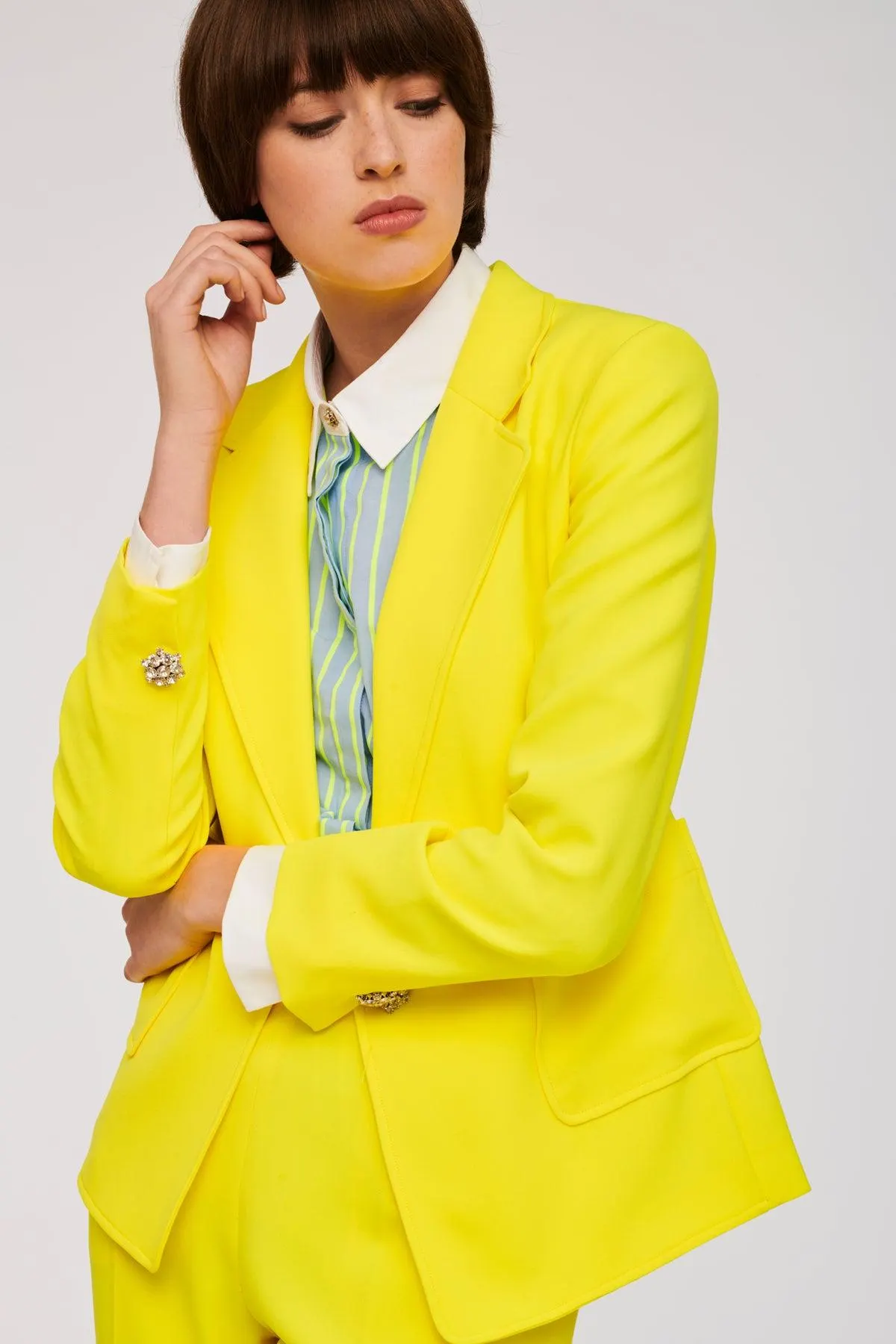 Veste blazer à boutons bijoux