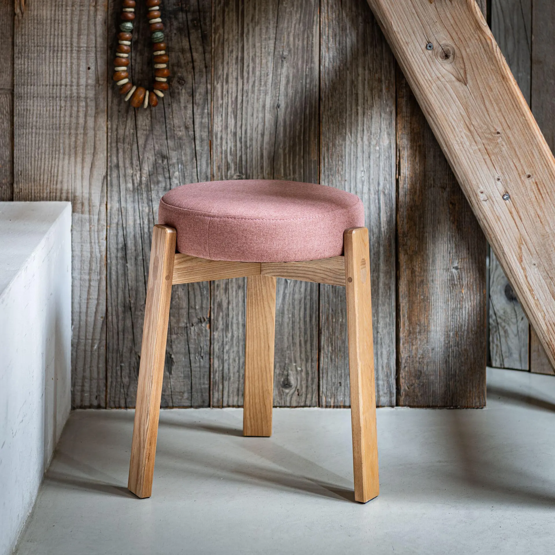 Tabouret bas en bois de frêne et tissu H45cm - brun rhassoul