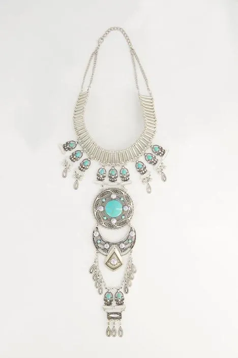 Chaîne imposante, pierres précieuses et grand pendentif