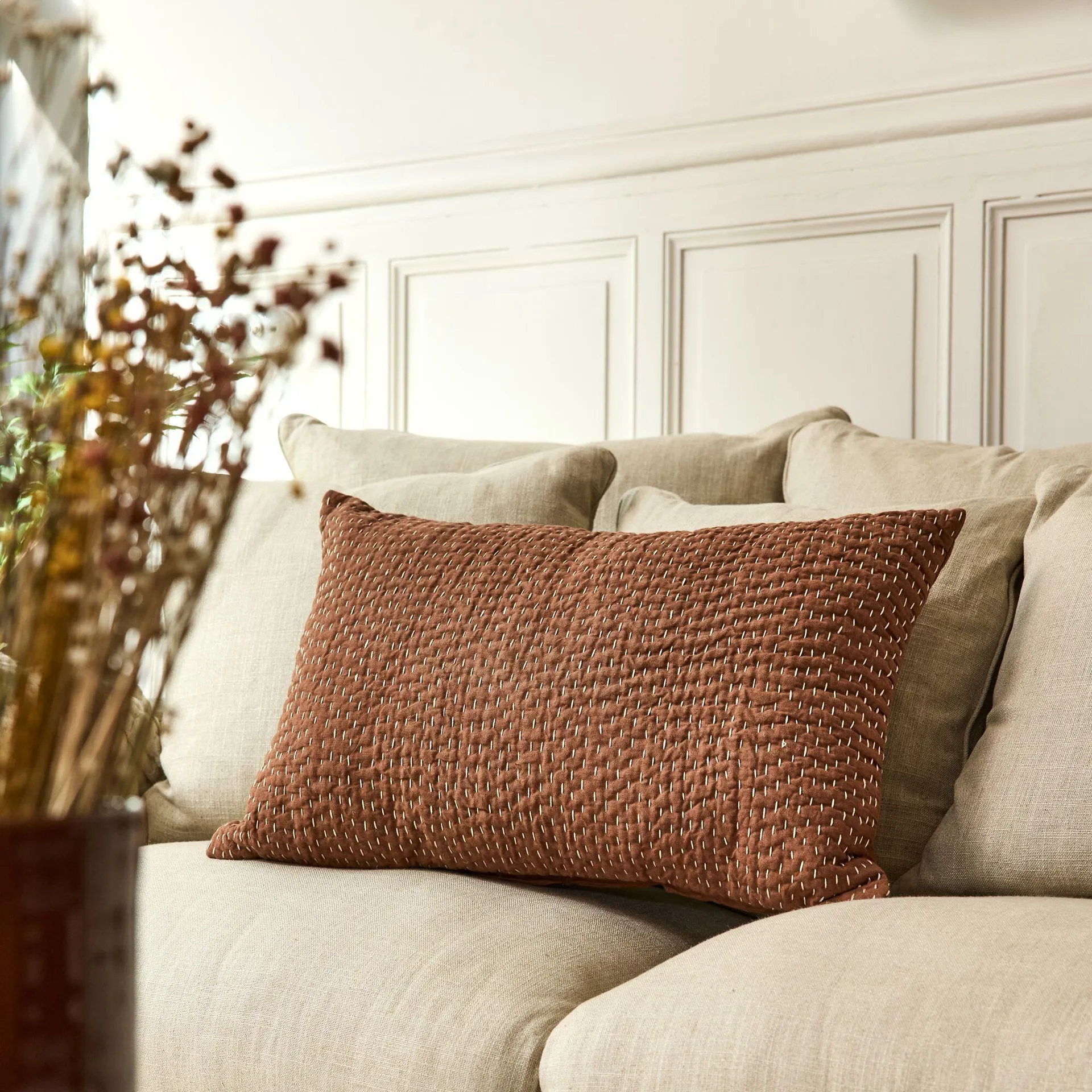 Coussin avec surpiqûres Kantha en lin et coton 40x60cm - brun rustrel