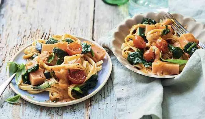 Tagliatelles au saumon ASC, sauce tomatée, légumes