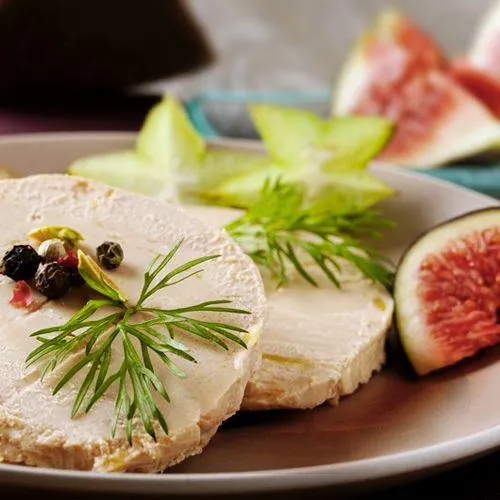 Assiette de foie gras au miel, pain d'épices et figues