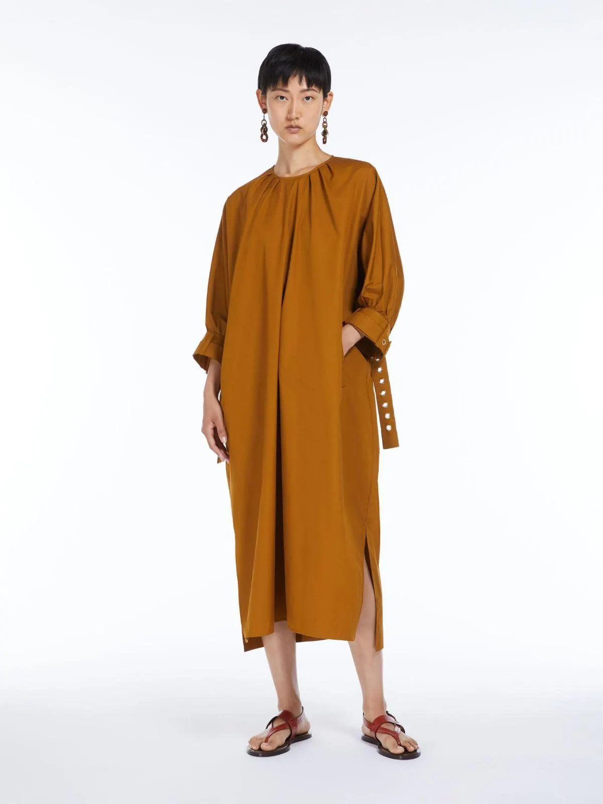 Kleid aus Popeline mit Schnallen