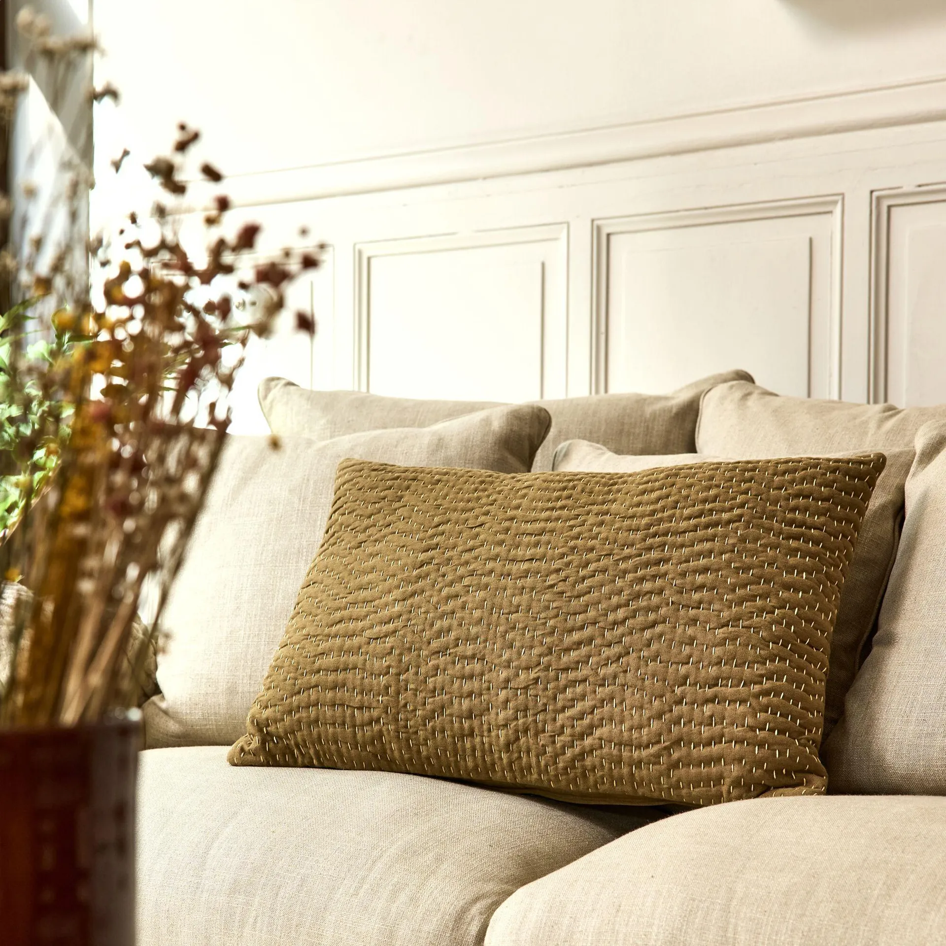 Coussin avec surpiqûres Kantha en lin et coton 40x60cm - vert mousse