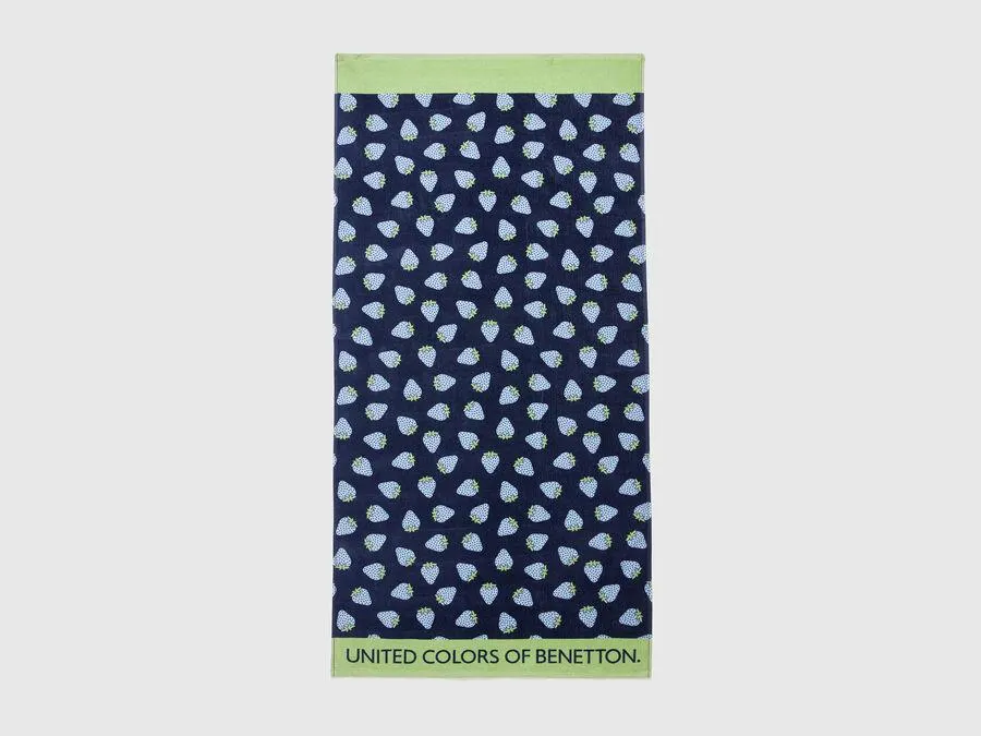 Drap de plage bleu foncé à motif fraise