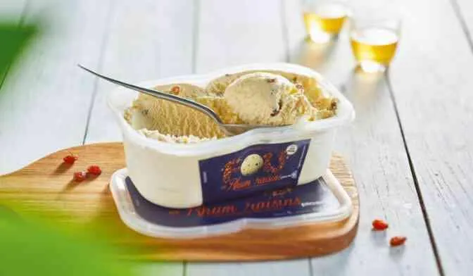 Crème glacée rhum, avec raisins macérés au rhum