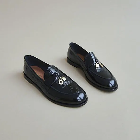 Mocassins aux détails dorés en cuir brillant noir