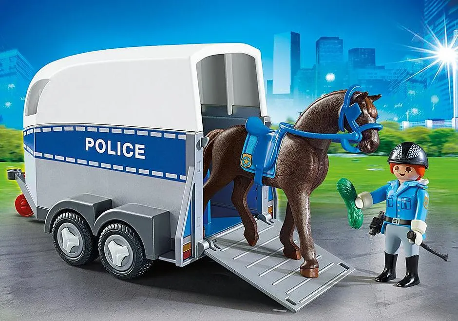 Policière avec cheval et remorque