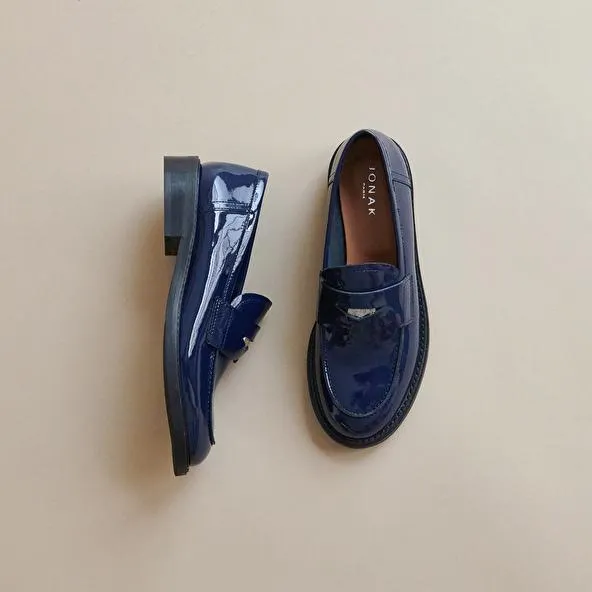 Mocassins à bouts arrondis et détails argentés en cuir verni bleu