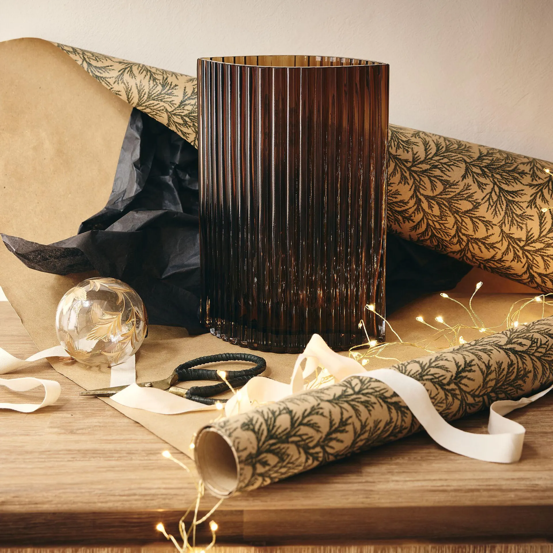 Vase contemporain en verre strié H26cm - marron