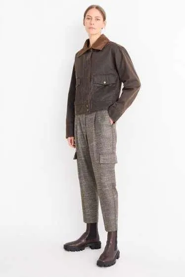 Cargo trousers - mid-rise waist - tapered fit