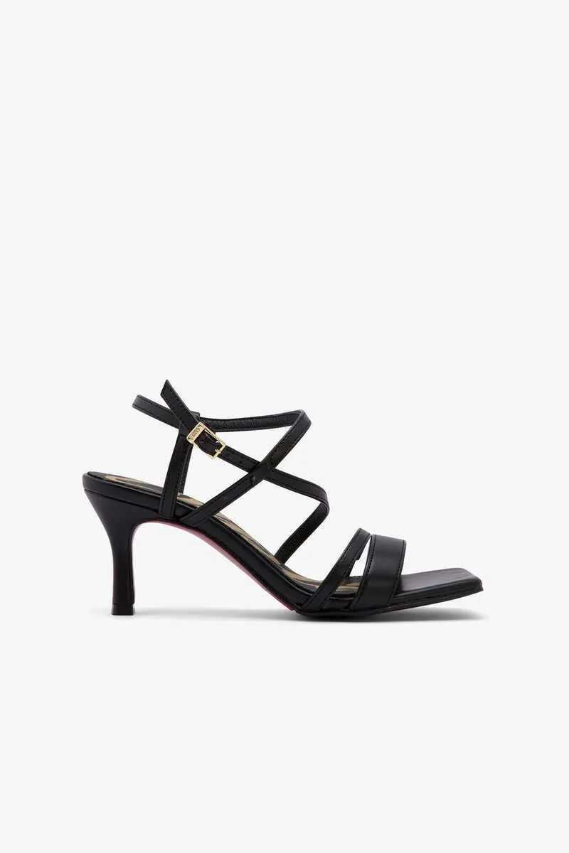 Sandalia negra con tacón