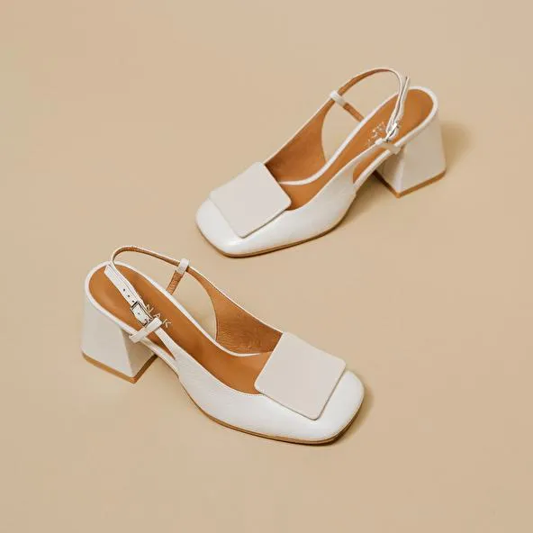 Escarpins slingback à bouts carrés en vernis plissé écru