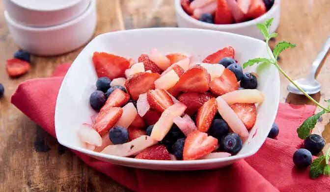 Salade de fruits rouges et pêches blanches