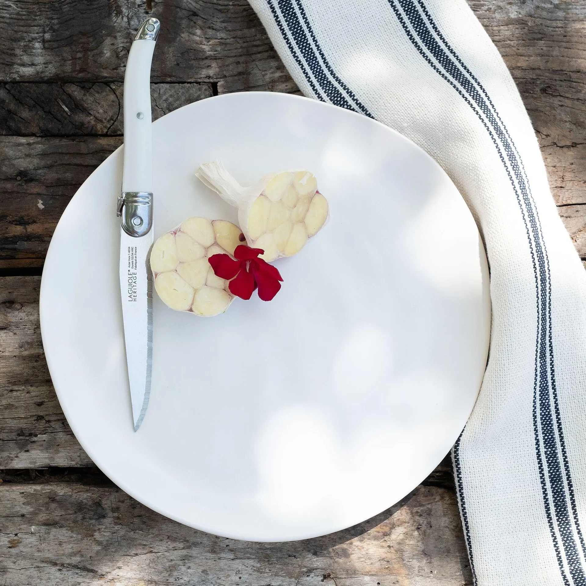 Assiette plate ondulée en faïence D26cm - blanc ventoux