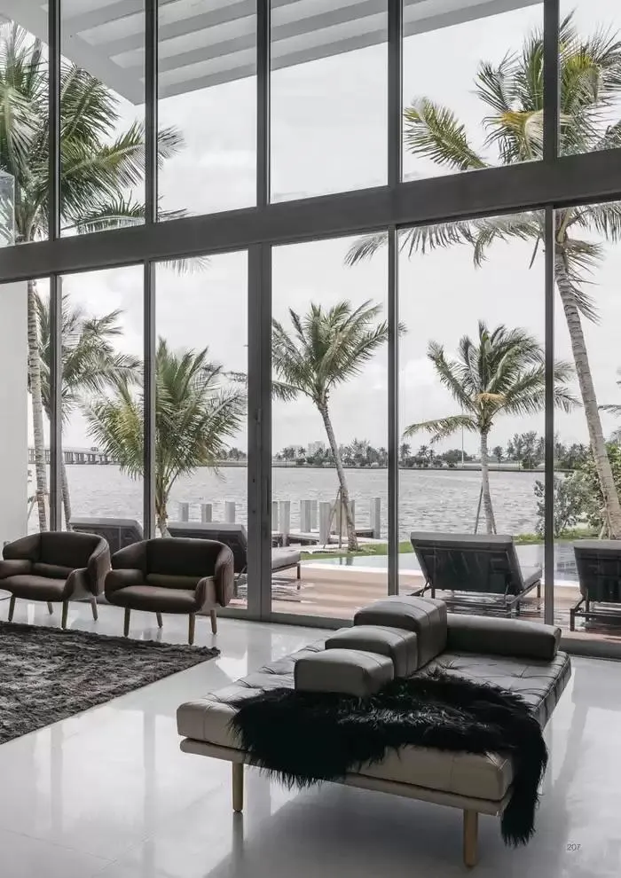 C O N T R A C T L O O K B O O K du 7 janvier au 31 décembre 2025 - Catalogue page 207