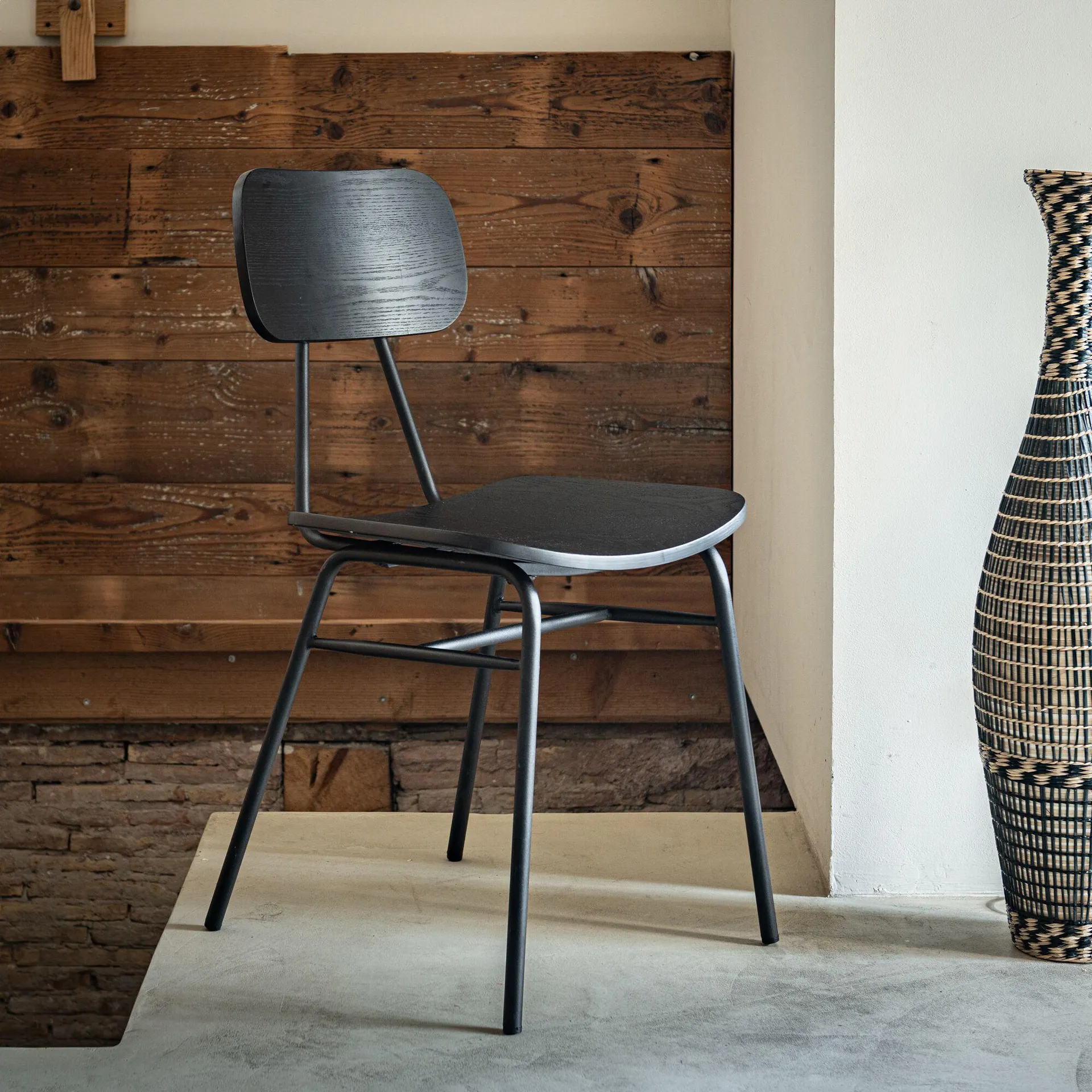 Chaise en bois de frêne et acier - noir