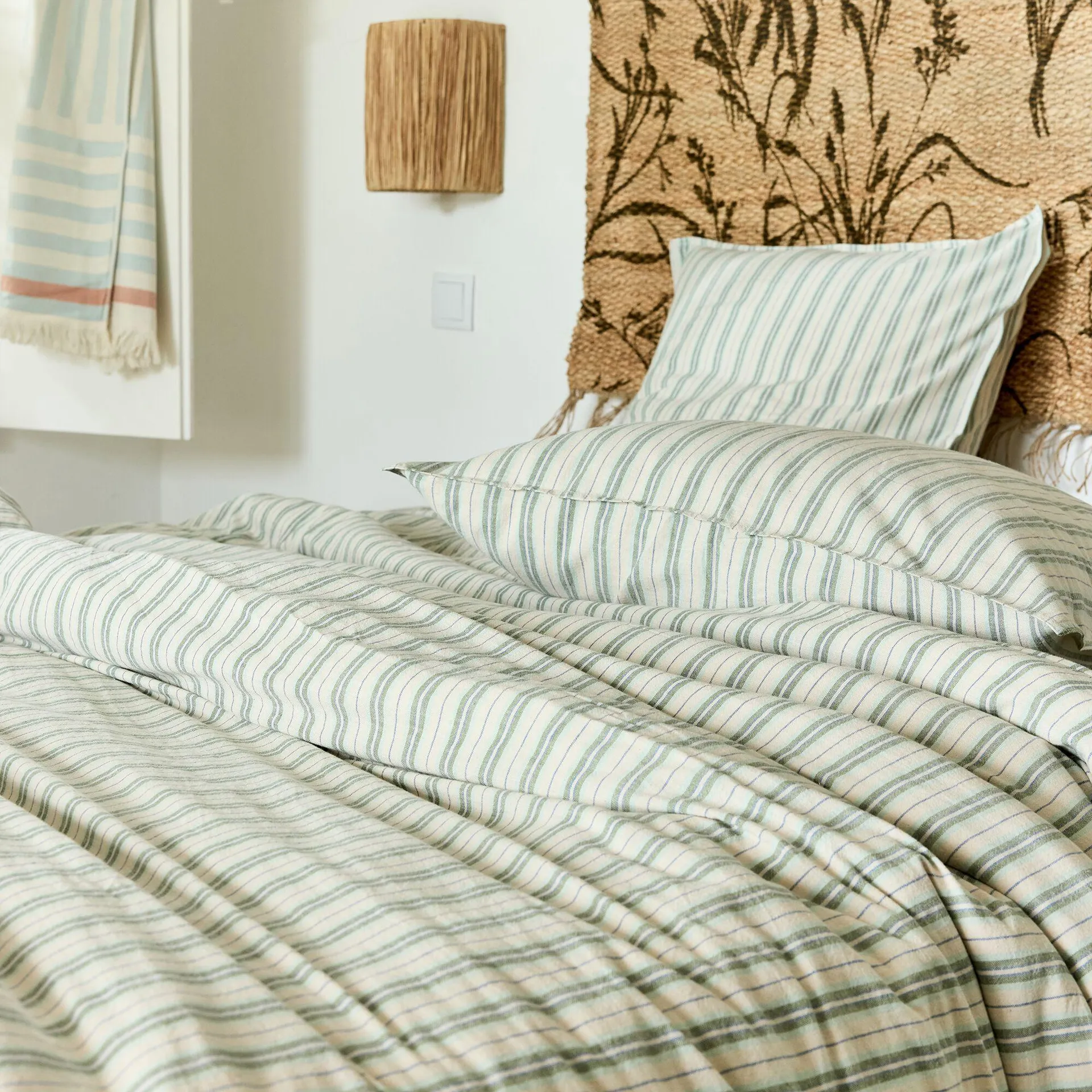 Housse de couette 240x220cm et 2 taies d'oreiller 63x63cm motif rayé en coton tissé teint lavé - bleu