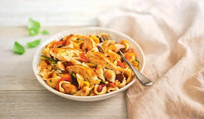 Emincés de poulet, conchiglie complètes, légumes