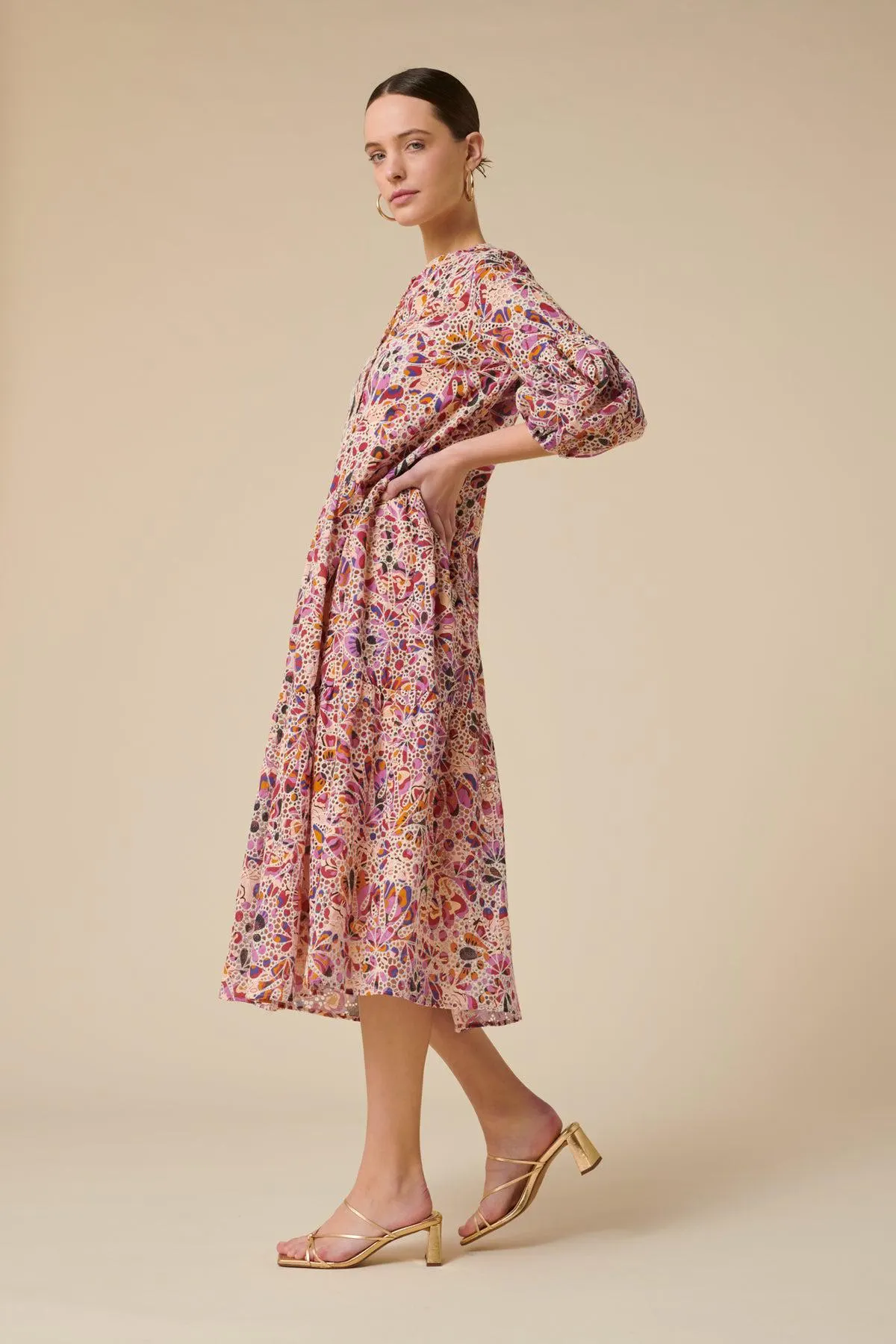 Robe longue imprimée en broderie anglaise
