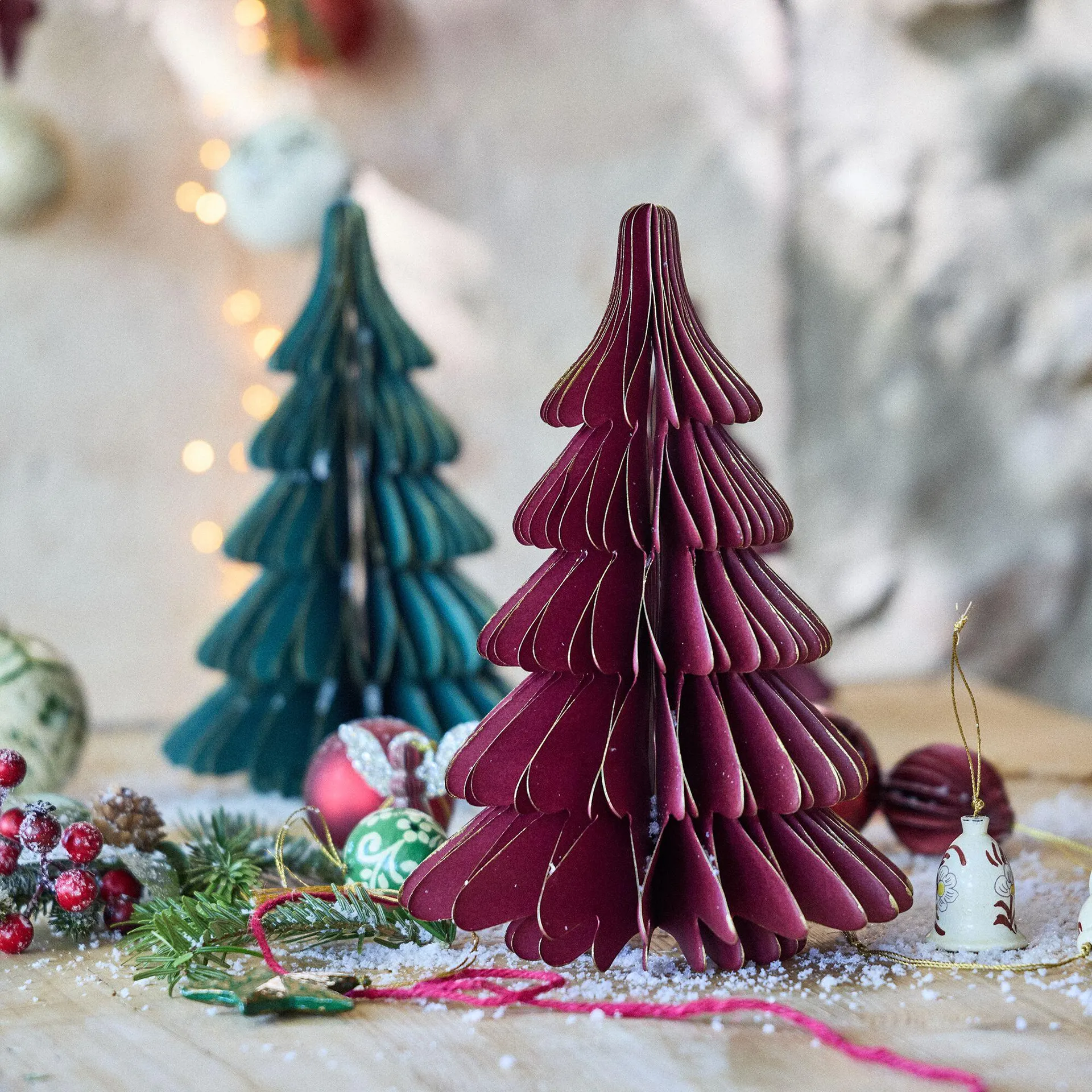 Sapin décoratif à poser en papier H25cm - rouge